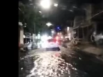 Banjir menggenangi jalan di ibukotas Sidrap, Rabu (22/4). Foto La Sape/FB