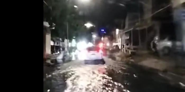 Banjir menggenangi jalan di ibukotas Sidrap, Rabu (22/4). Foto La Sape/FB