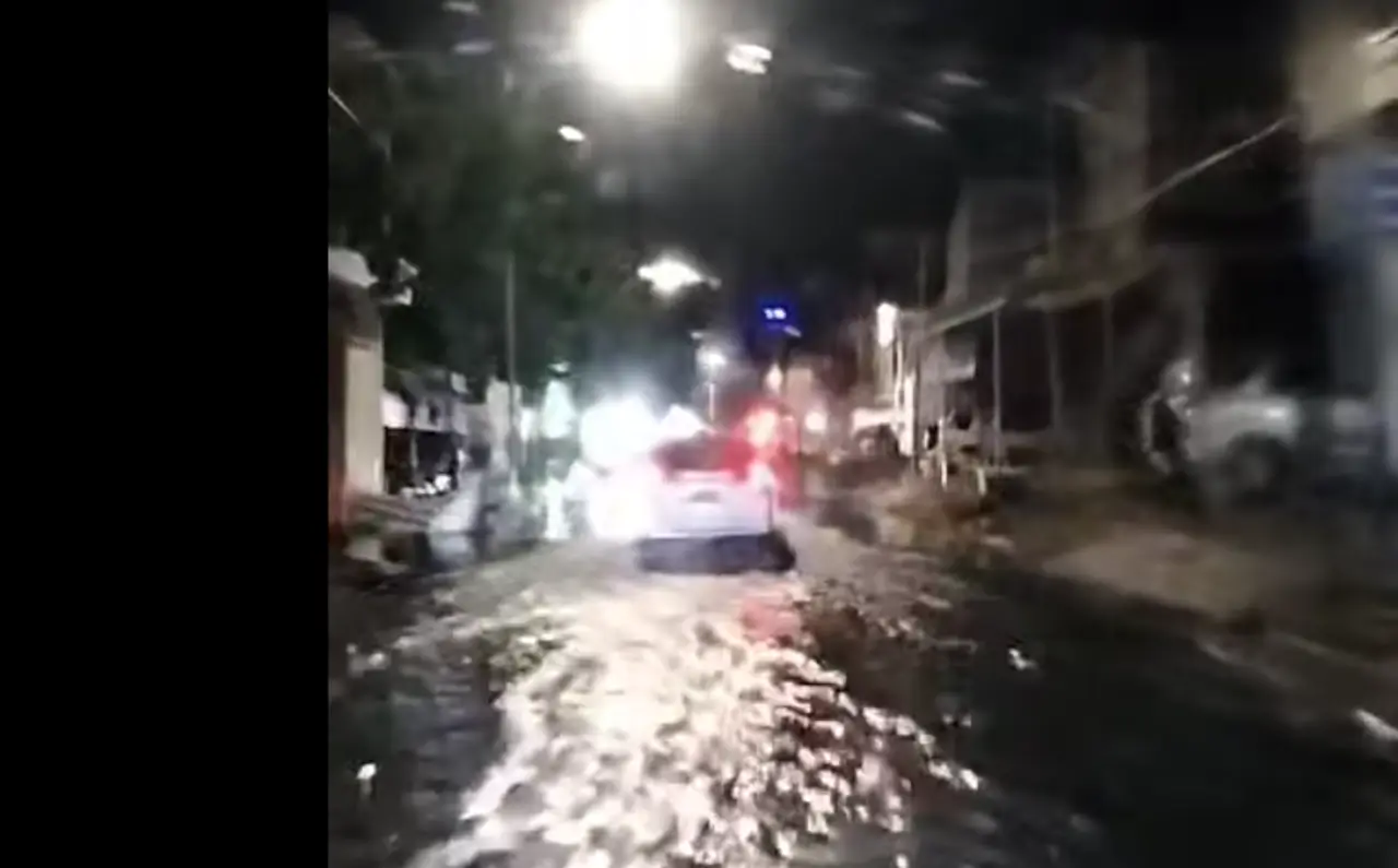 Banjir menggenangi jalan di ibukotas Sidrap, Rabu (22/4). Foto La Sape/FB