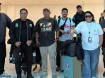 IJ bersama tim kru Indosiar di Bandara. Foto dok IJ
