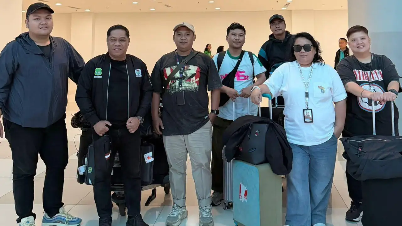 IJ bersama tim kru Indosiar di Bandara. Foto dok IJ
